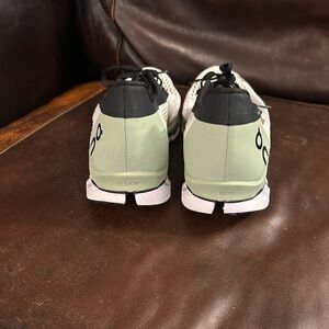 On Cloud athletic size 9 good condition. Cute shoes. Originally $130.